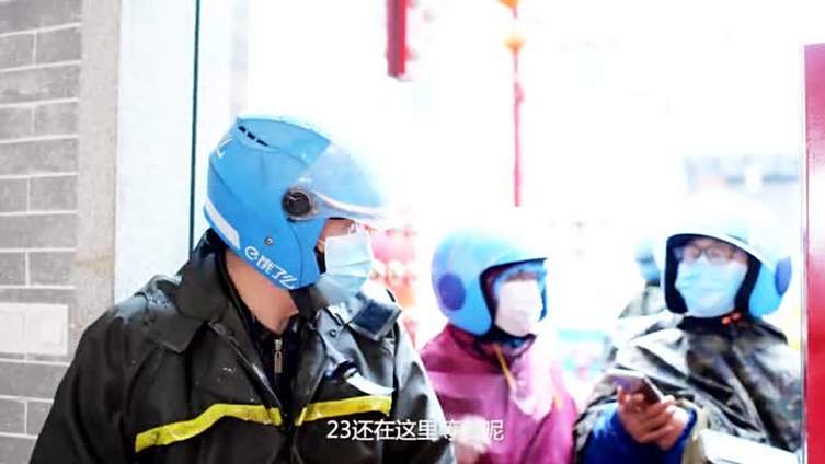 【#热干面醒了# 】据新华视点:热腾腾的热干面,是武汉人再熟悉不过的日常。上千万武汉人在家